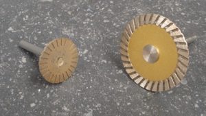 Disques diamantés FRITTES su tige Ø 6 mm (Ø 30 mm et Ø 50 mm )